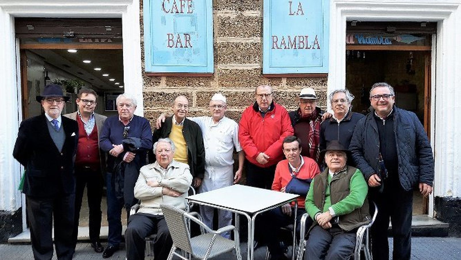 El homenajeado, Antonio Grimaldi, con Ignacio Moreno, Juan Carlos Lacave, Juan Lamet, Alejandro Delgado Lallemand, Enrique Maestre, José María Otero, Juan Quiñones, Javier Bote, Francisco Orgambides y Carlos Aranda.