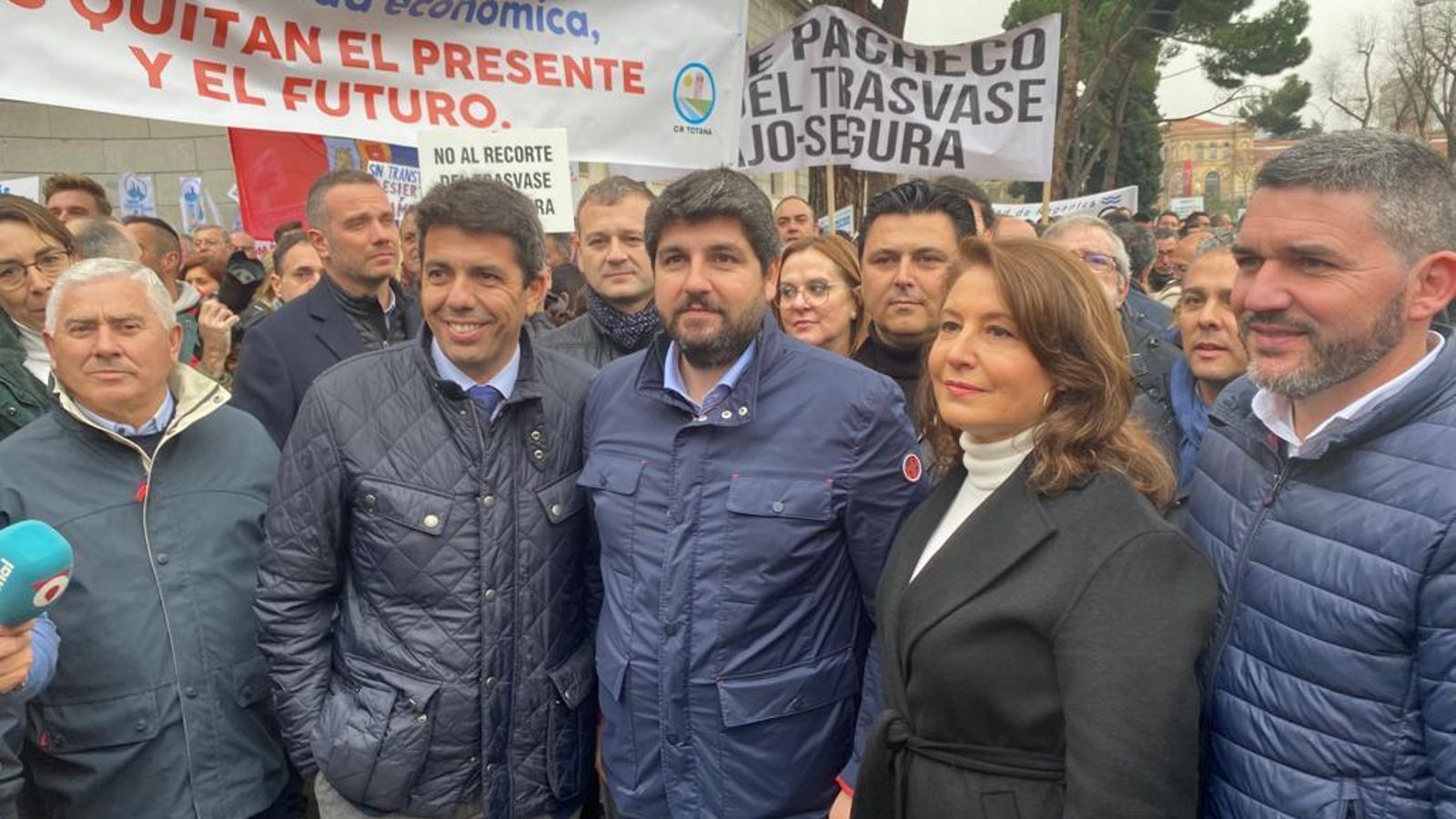 Carmen Crespo, consejera andaluza, entre el presidente de la Región de Murcia,  Fernando López Miras, y el consejero Antonio Luengo.