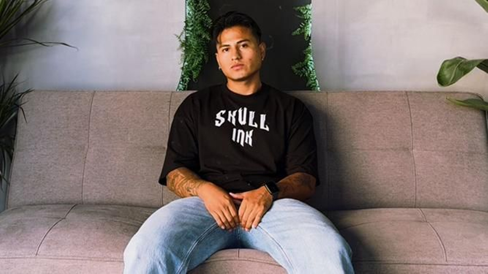 El joven artista, Erik Bryan, en su estudio Skull Ink