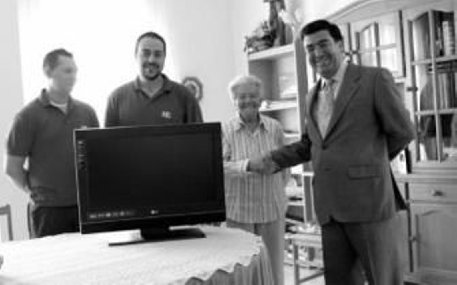 La madre Pilar y José Antonio Salado posan junto al televisor.