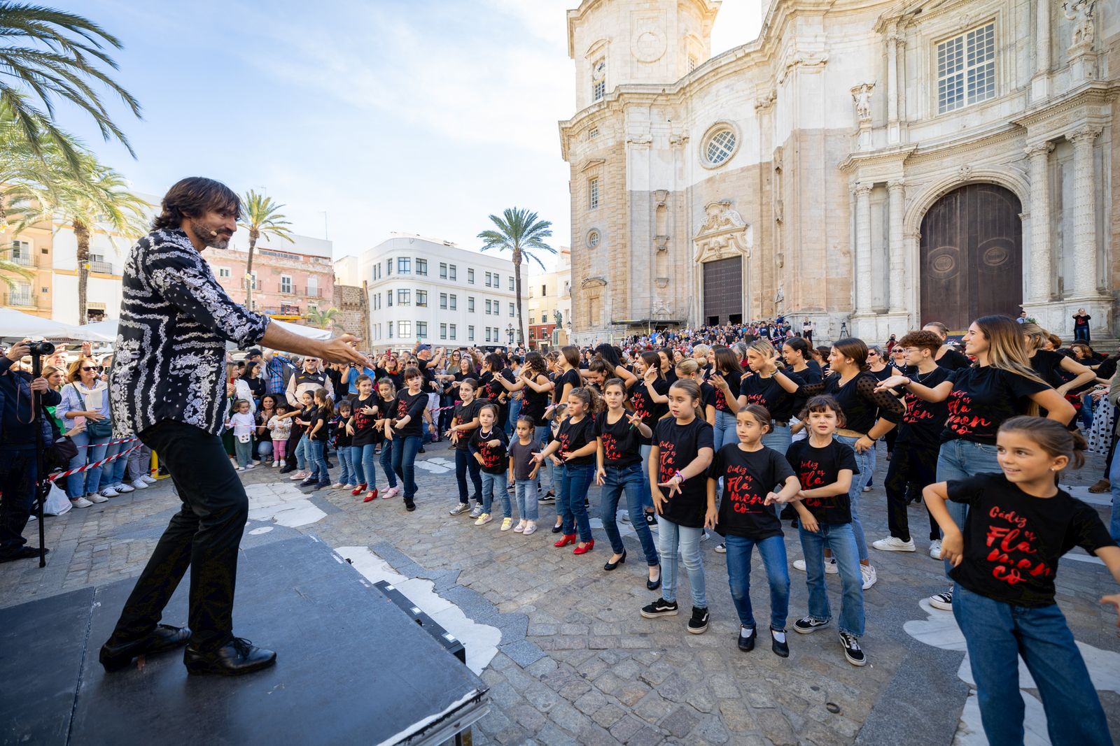 Imágenes del 'flashmob' por el Día del Flamenco en Cádiz