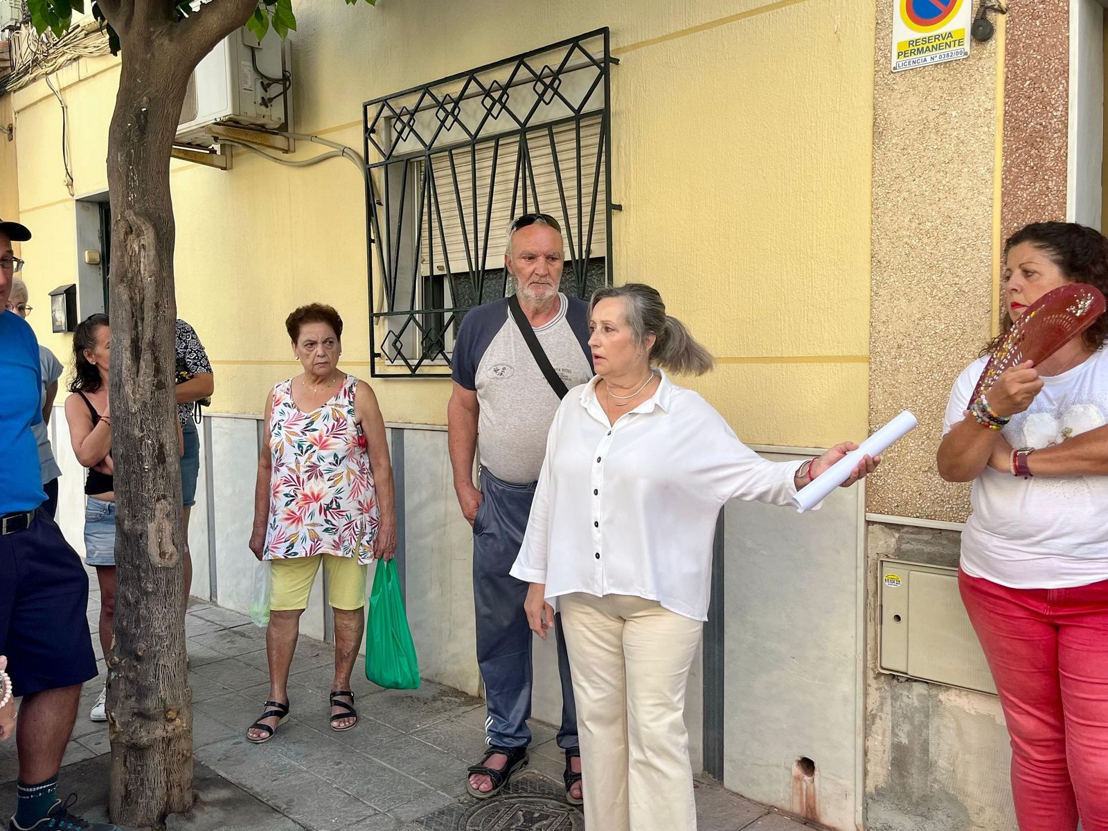 La socialista junto a los vecinos de la calle Santísimo