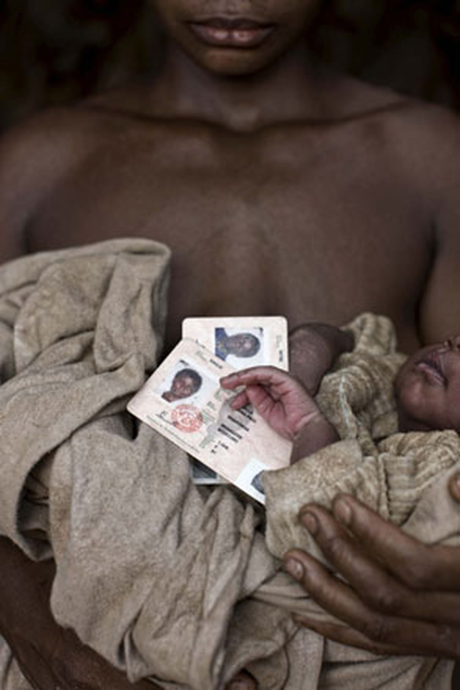 Una simple tarjeta de identidad otorga voz a los últimos indígenas de Camerún