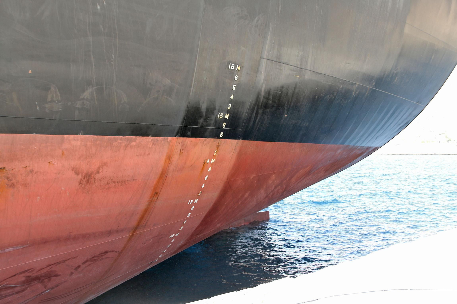 Así se carga en grandes barcos el yeso de Almería para exportarlo al extranjero