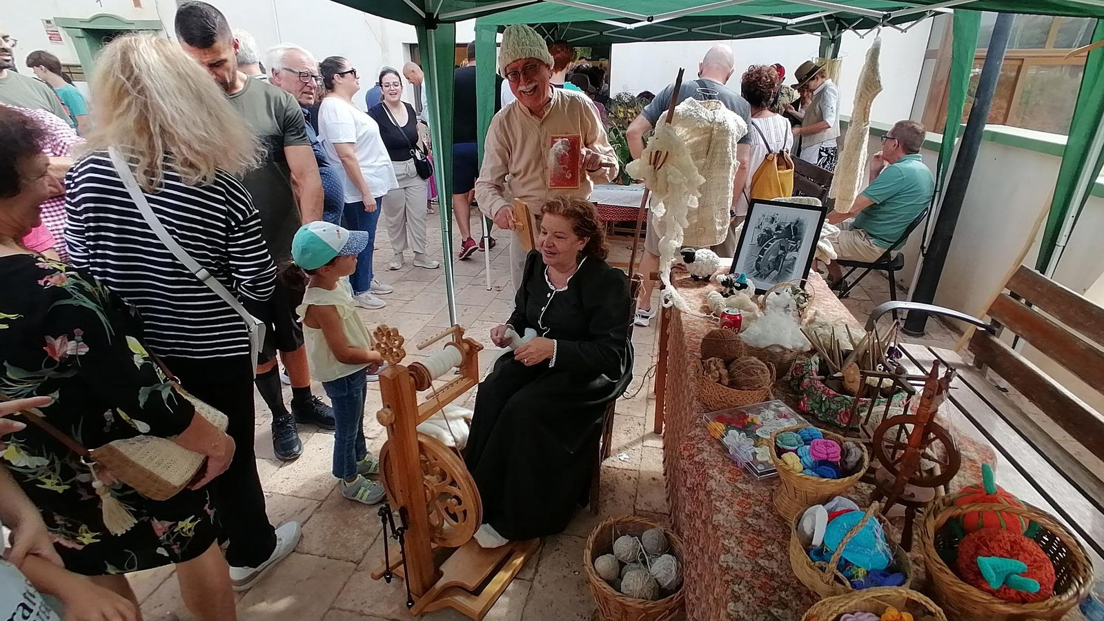 La hilandera Maribel Morales de Alhama de Almería con Porfirio Marín.