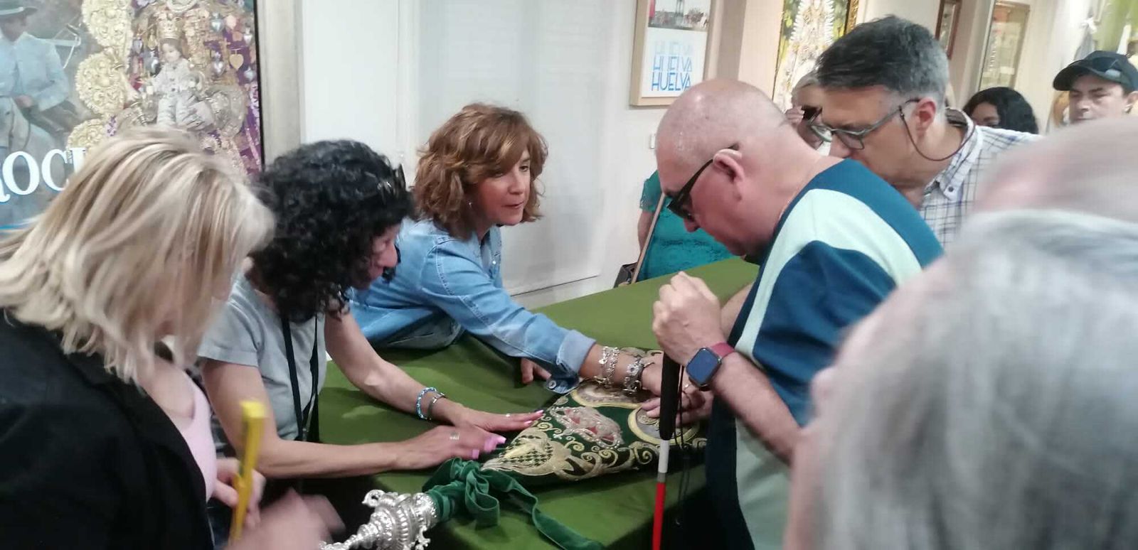 Afiliados de la ONCE tocan uno de los enseres.