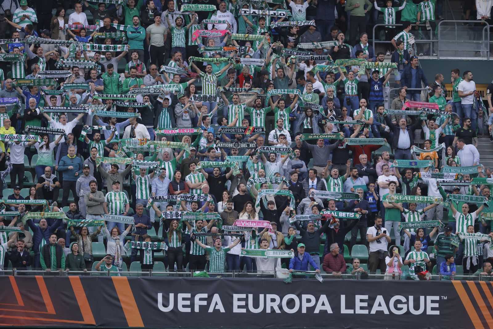 Búscate en las fotos del Betis-Manchester