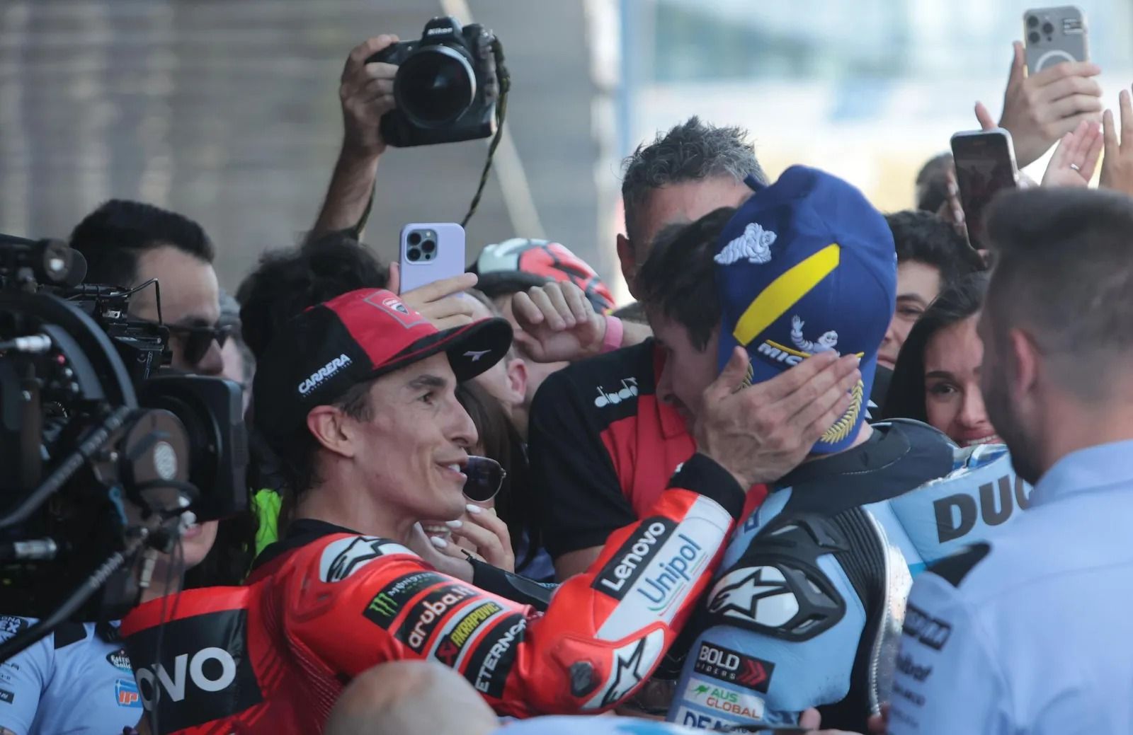 Marc Márquez, campeón mundial de 2026, felicita a su hermano Álex, ganador del pasado GP de España en Jerez.