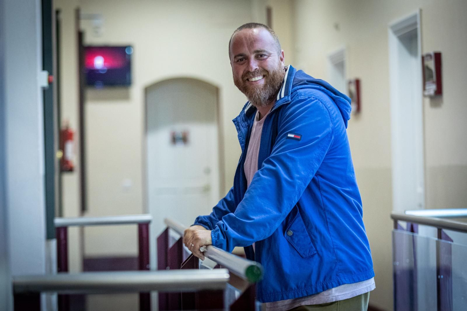 Sergio Guillén 'Tomate' en la trasera del Teatro Falla.