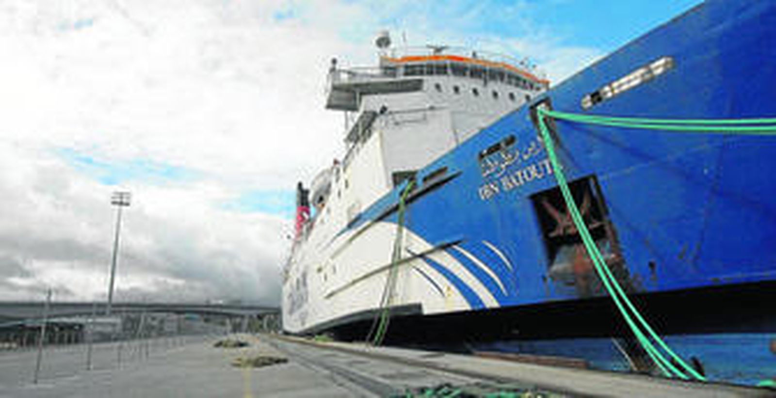 El 'Ibn Batouta', ayer en el puerto de Algeciras, donde permanece desde el 11 de enero de 2012.