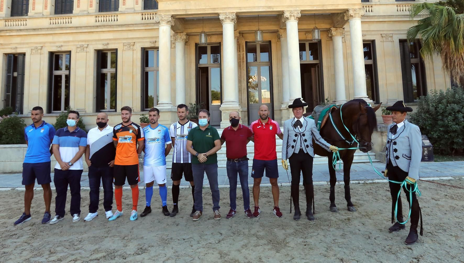 Los jugadores del Xerez CD posan con los responsables del club, el director de la Real Escuela y los jinetes Soto y Verdugo.