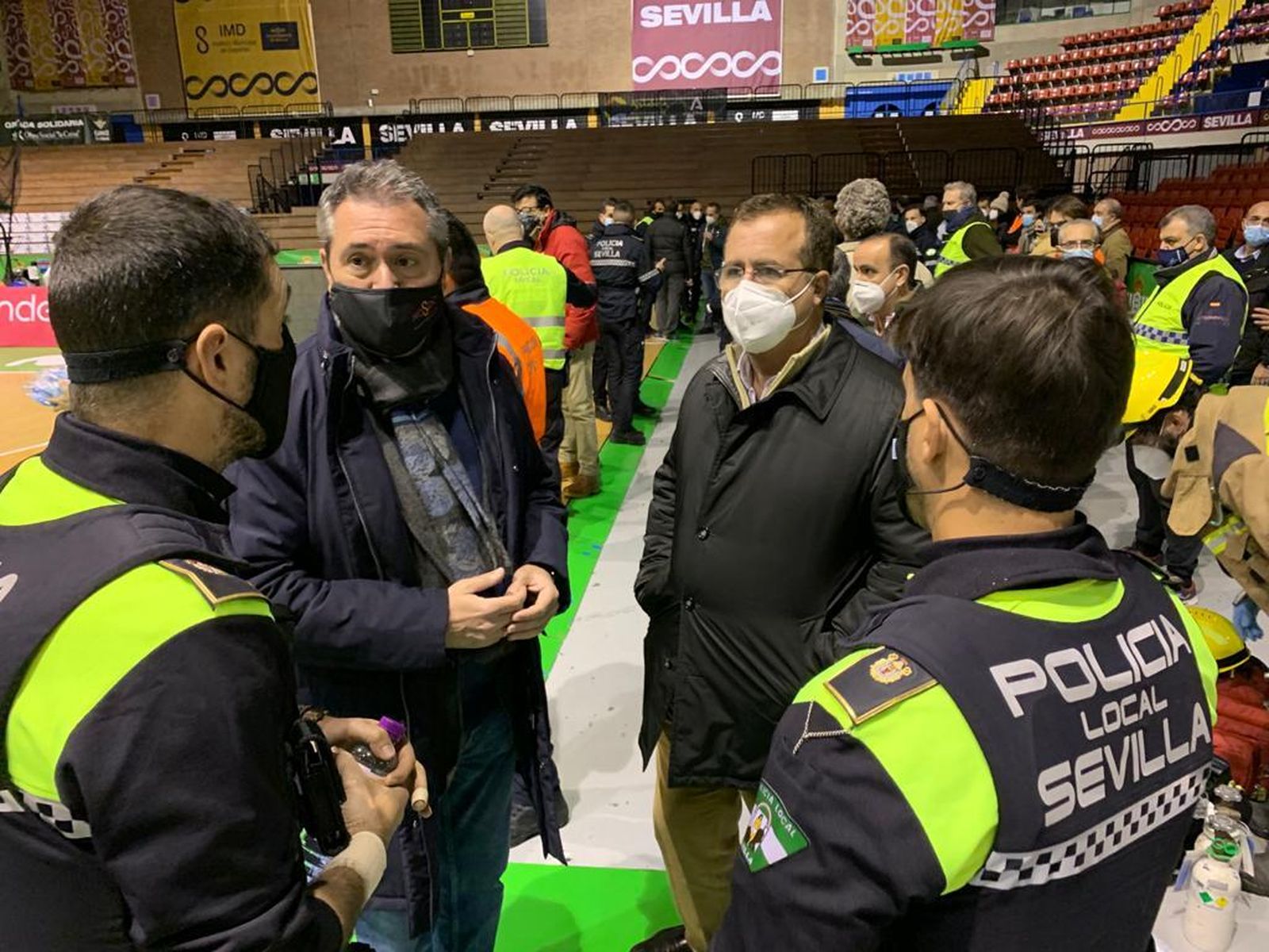 Juan Espadas y el concejal Cabrera con policías en el polideportivo San Pablo.