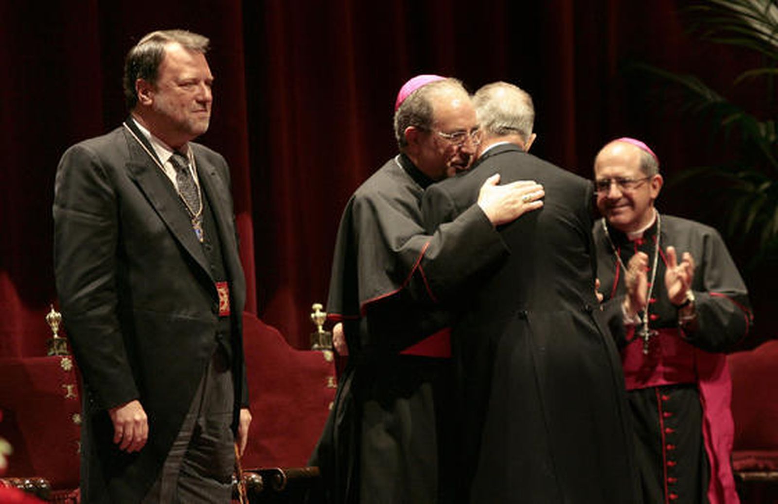 Cano-Romero recibe la felicitación del arzobispo de Sevilla.

Foto: Juan Carlos Munoz