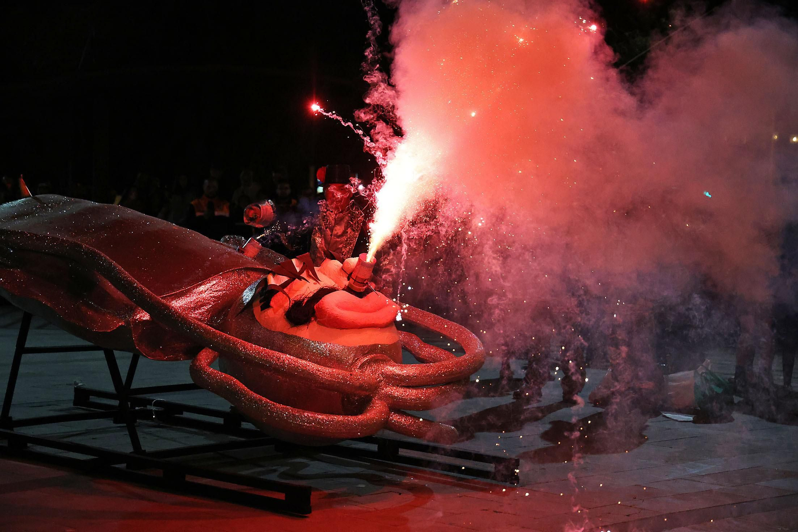 Imágenes del entierro del choco por las calles de Huelva