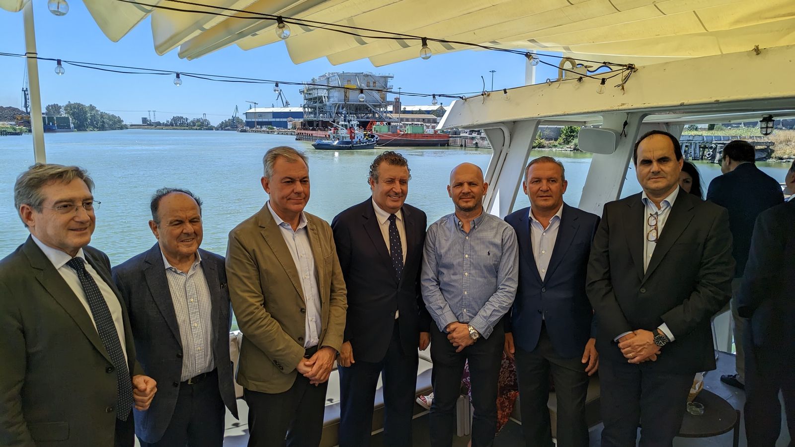 Autoridades (Carmona, Sanz y Fernández) con los Camino de Tecade y Javier García (Sevitrade), y detrás la megaestructura.