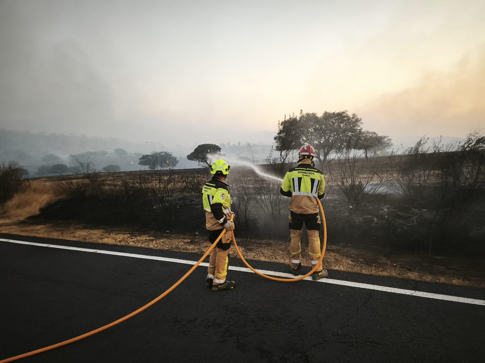Bomberos del Consorcio Provincial en la zona afectada del incendio en Aroche.