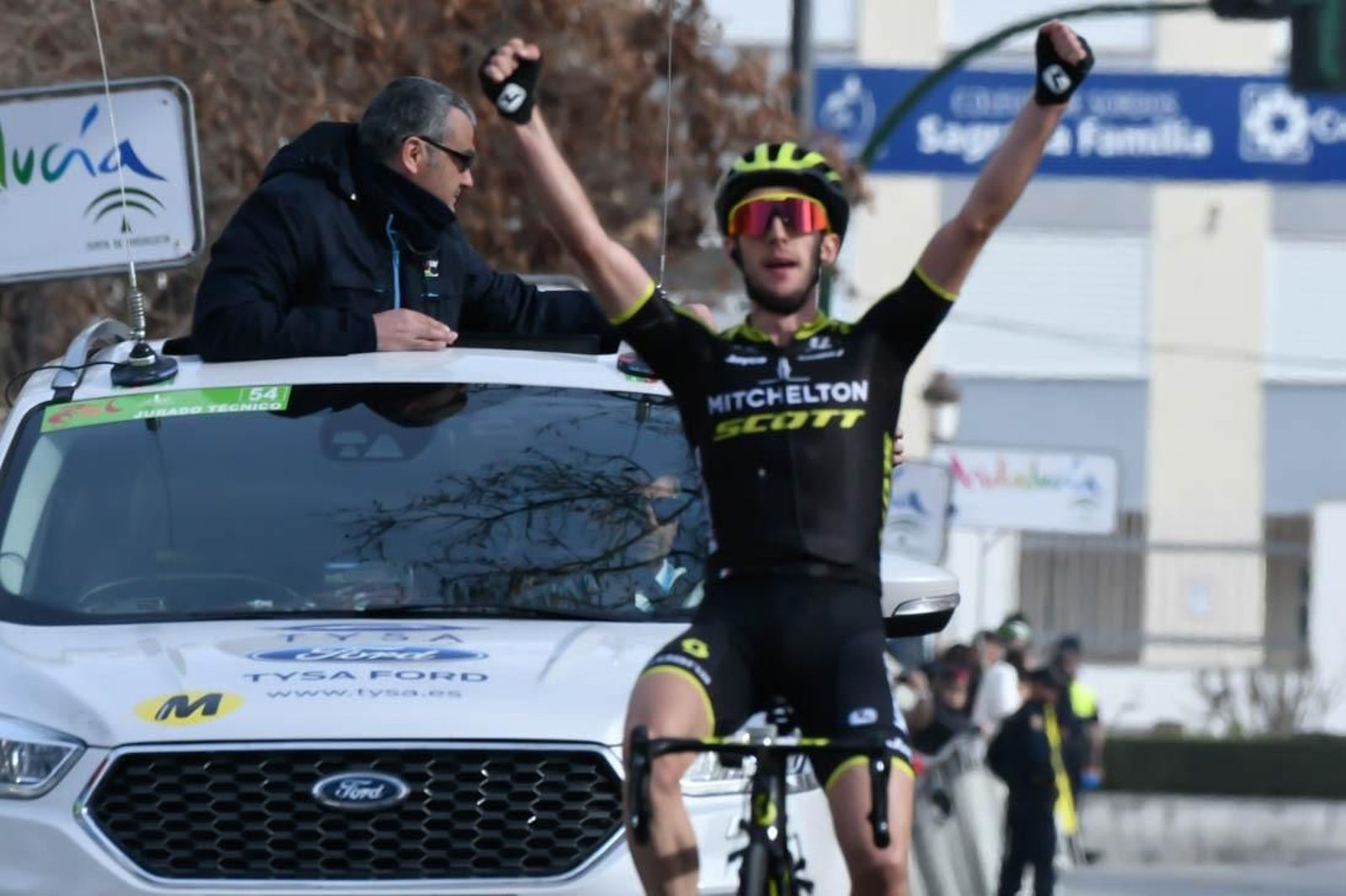 Yates celebra la victoria en la meta de Granada.