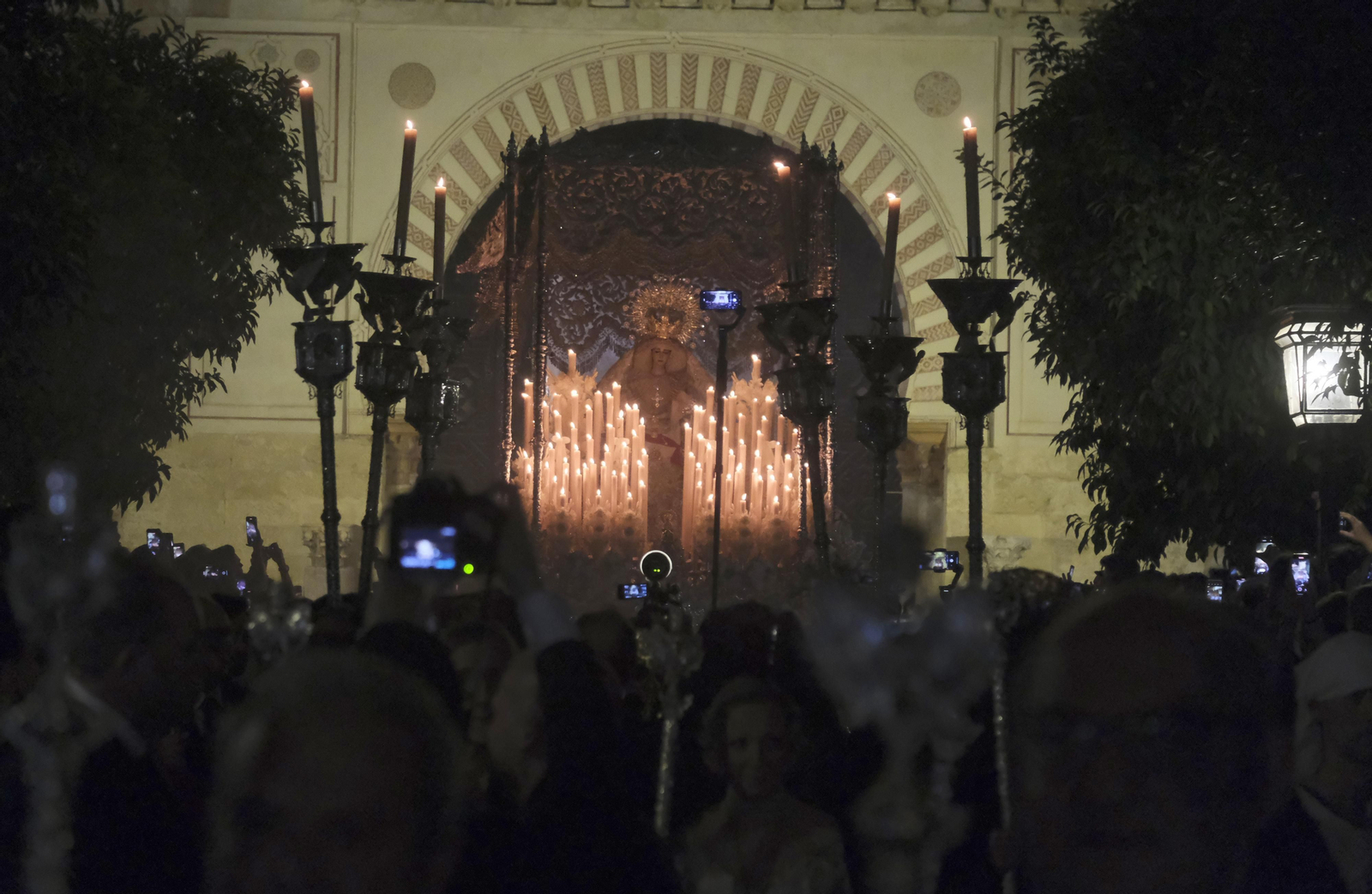 La procesión de la Virgen de la Paz tras su coronación pontificia en Córdoba, en imágenes