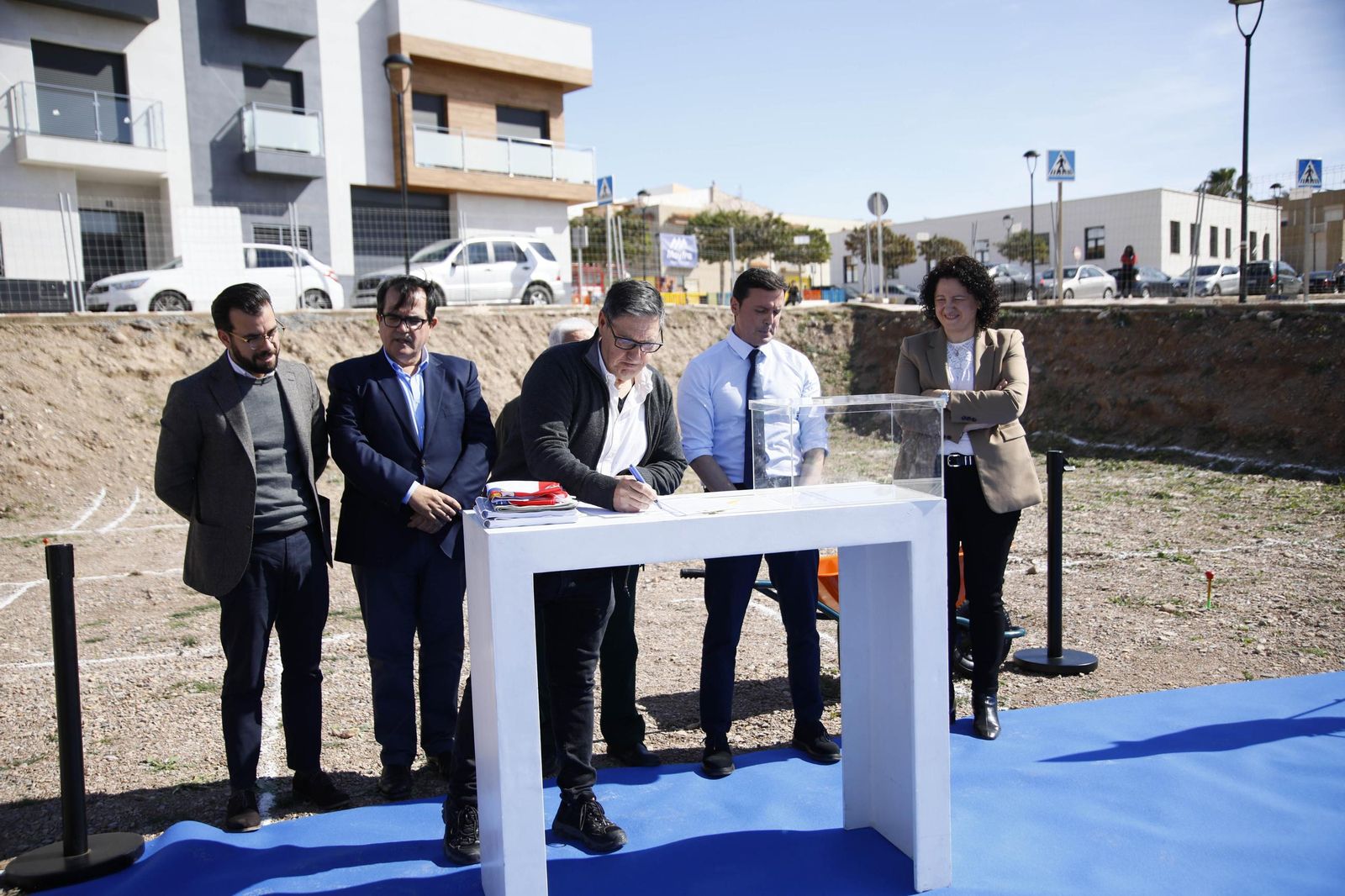 Las imágenes de la primera piedra del Centro de mayores en Balanegra