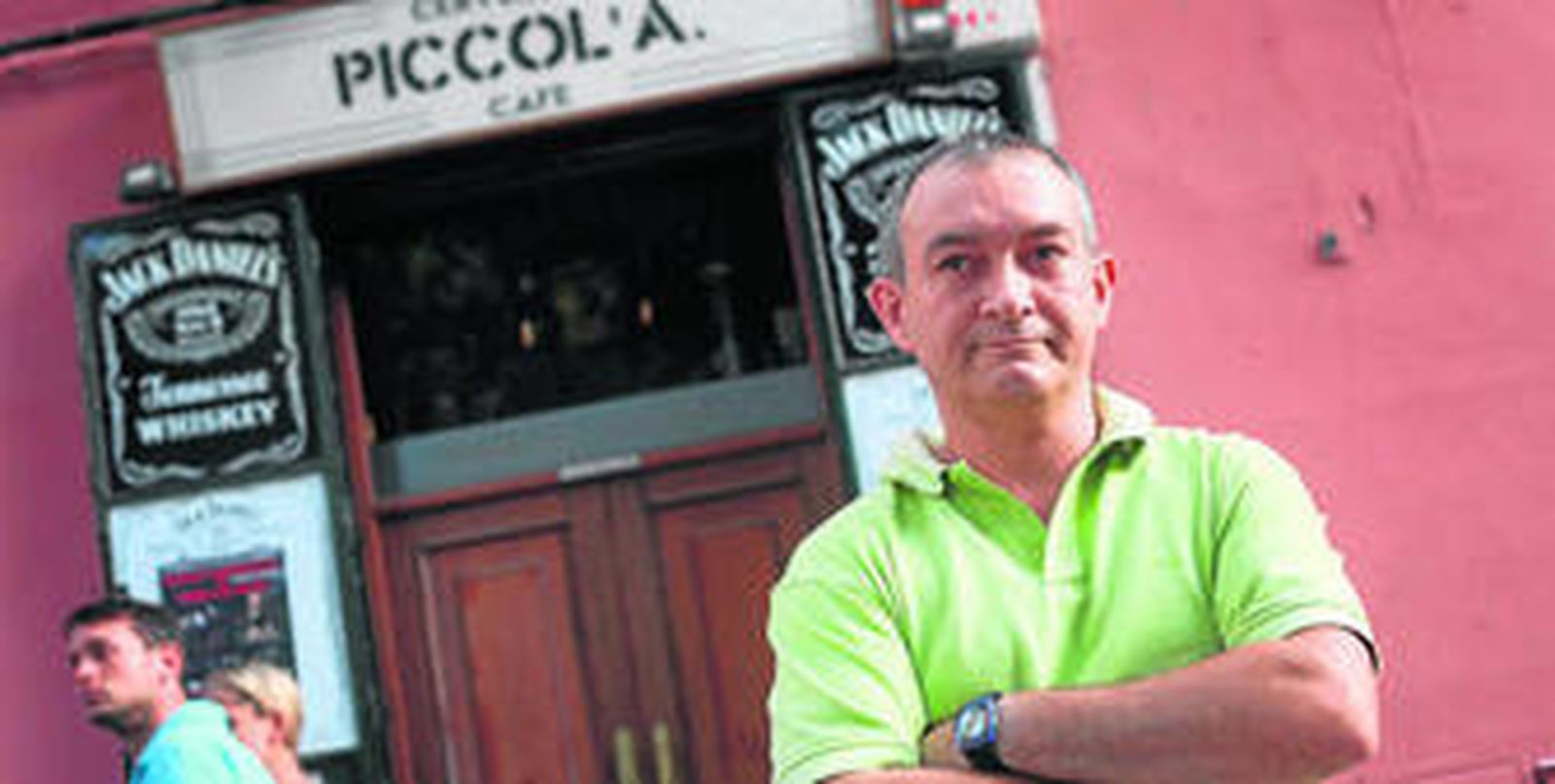 El propietario, Emilio, ante las puertas del Piccola.