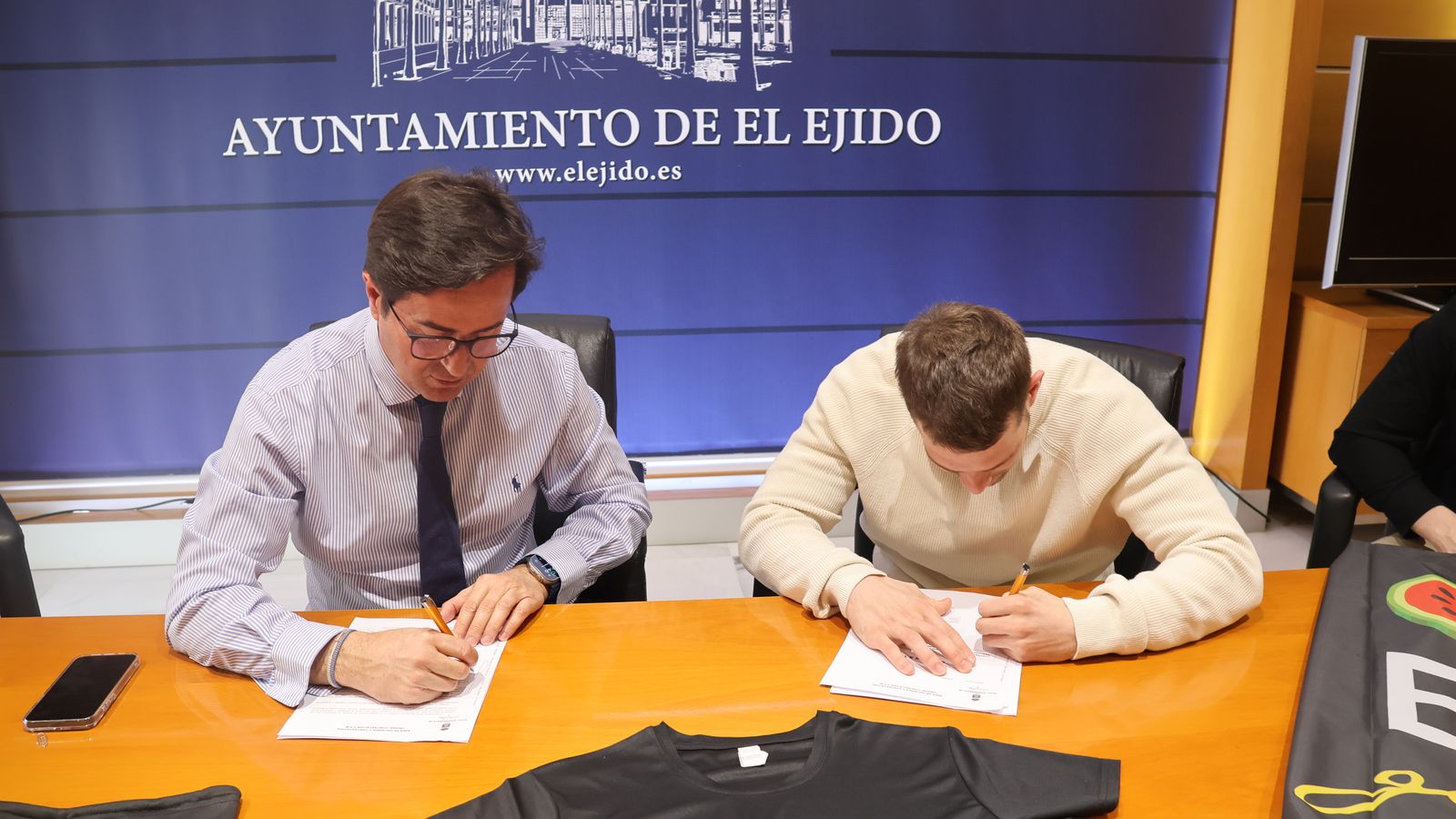 David Sánchez durante la firma del convenio de patrocinio deportivo.
