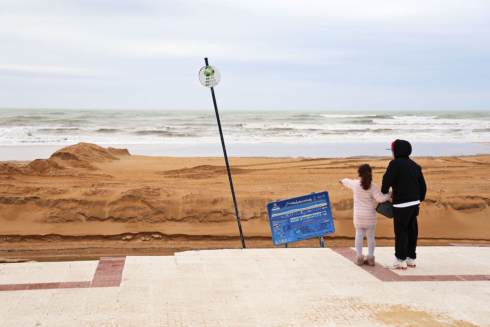 Las fotografías del aporte de arena para regenerar la playa de Matalascañas