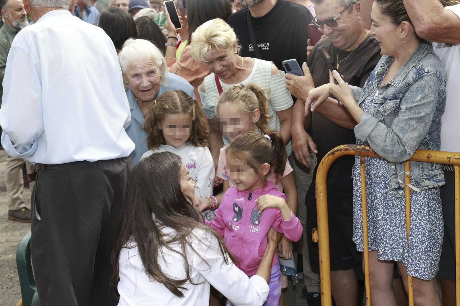 Las fotos de la visita de los Reyes a las zonas afectadas por los incendios en Sanabria y Las Médulas