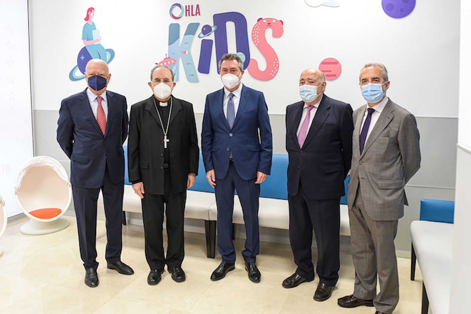 De izquierda a derecha: Dr. Francisco Ivorra, presidente del Grupo Hospitalario HLA; monseñor Juan José Asenjo, arzobispo de Sevilla; Juan Espadas Cejas, alcalde de Sevilla;; Dr. Gregorio Medina, presidente del Consejo de Administración de la clínica HLA Santa Isabel; y Juan Manuel Flores, teniente de alcalde y delegado del Área de Bienestar Social, Empleo y Planes Integrales de Transformación Social del Ayuntamiento de Sevilla