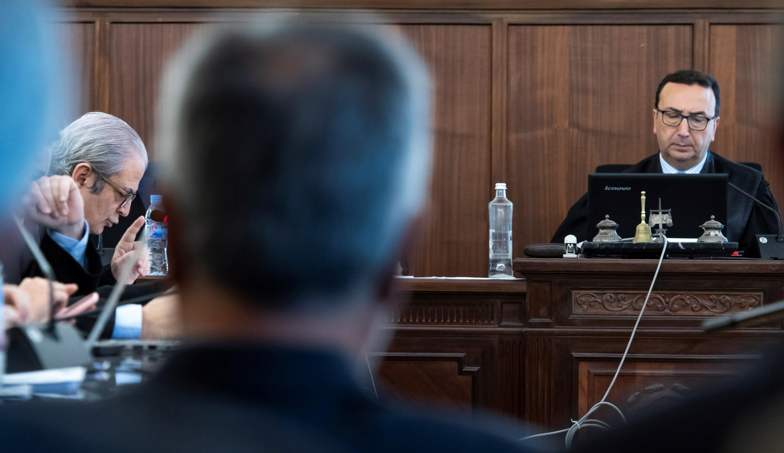Griñán, en primer plano, escucha el informe de Mohedano, en presencia del tribunal