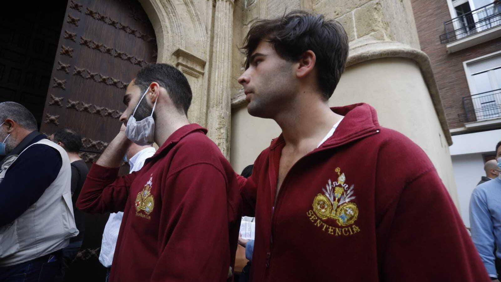 Dos hermanos de la hermandad de la Sentencia en la puerta de San Nicolás.
