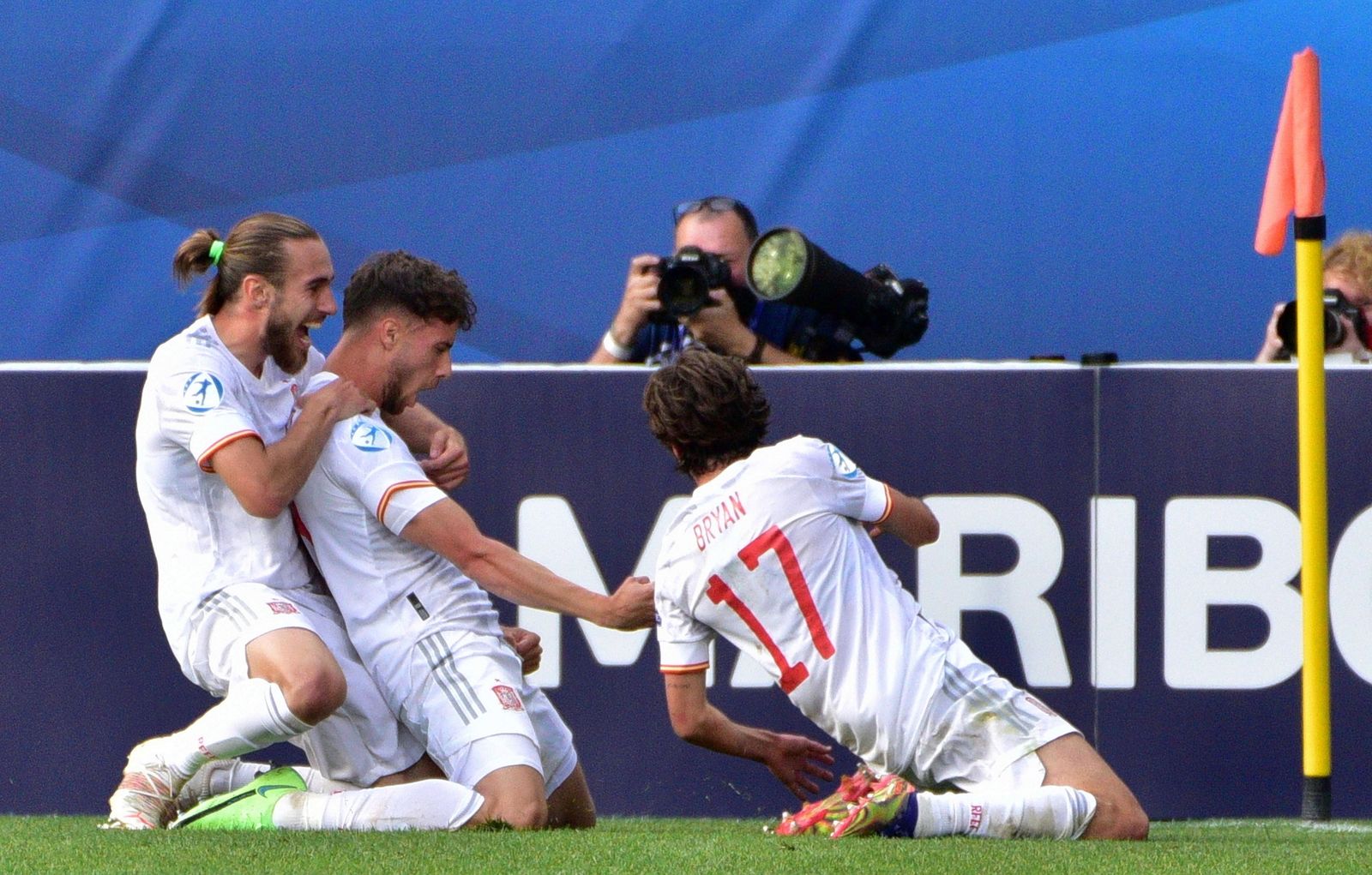 Bryan Gil celebra con Puado y Mingueza el 1-0, del que fue autor del pase.