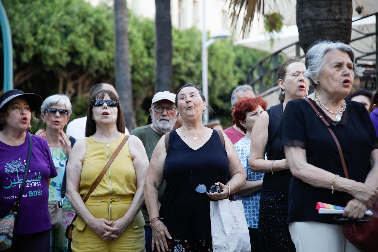 Las imágenes del minuto de silencio en el Mirador de la Rambla por la mujer asesinada en Almería