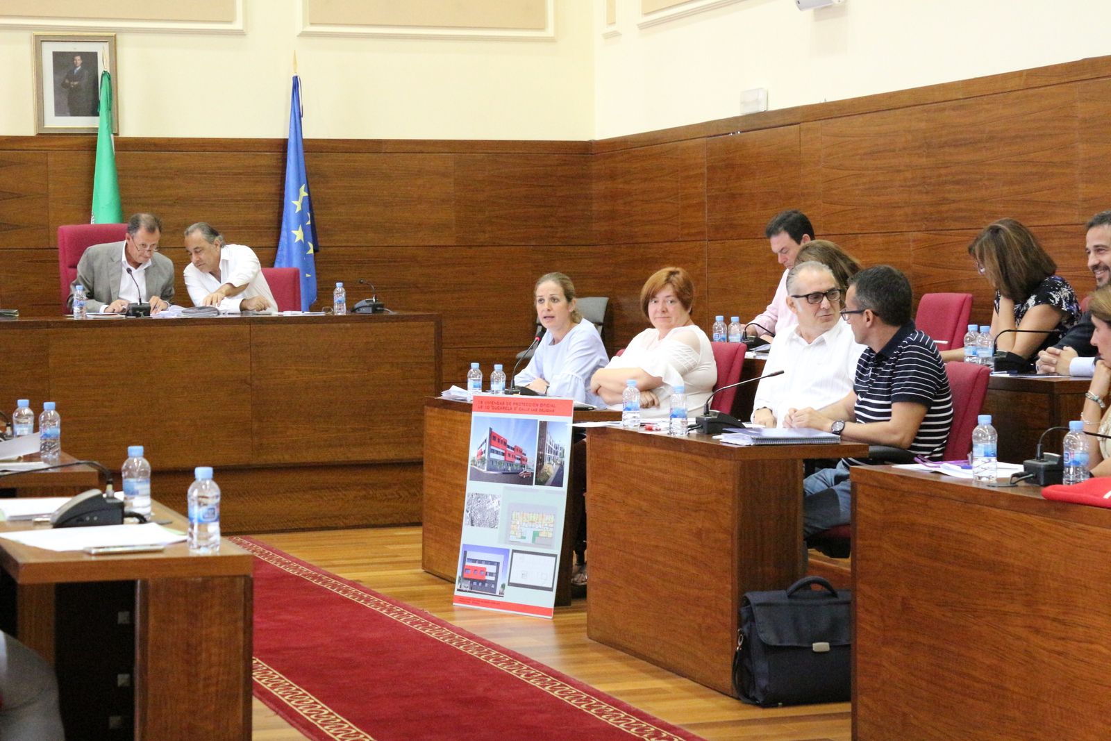 La delegada de Vivienda, Carmen Jiménez, ofrece los detalles del proyecto de construcción de 18 viviendas de protección que Emsisa impulsará.