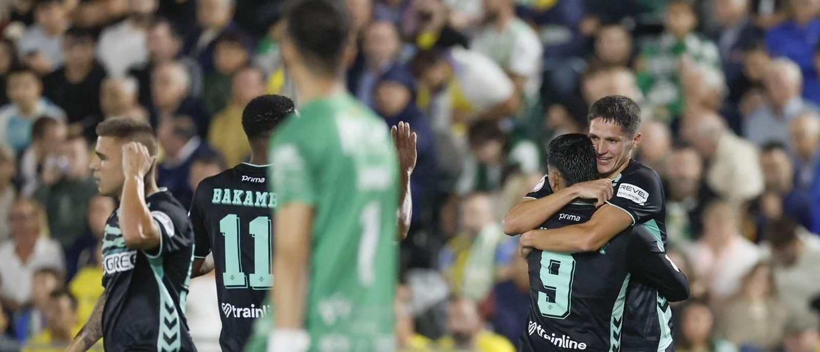 Altimira se abraza a Chimy Ávila en presencia de Castillo.