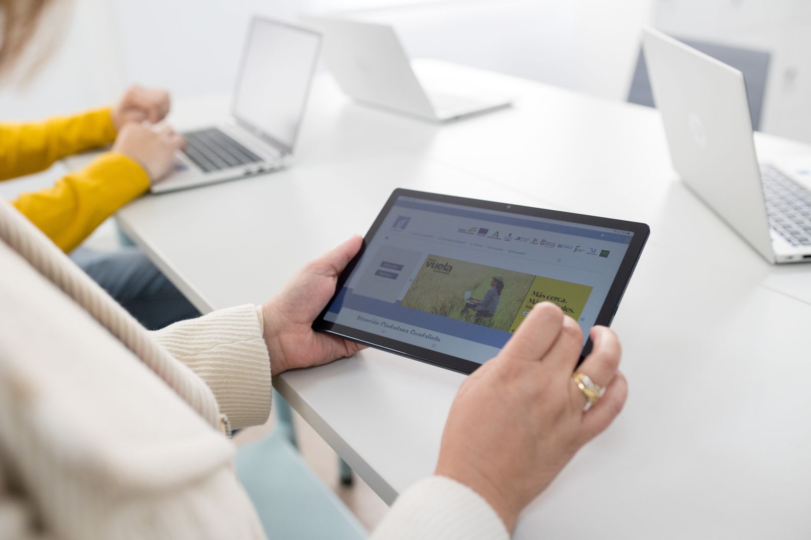 Imagen de archivo de una usuaria utilizando una tablet en un Punto Vuela Guadalinfo
