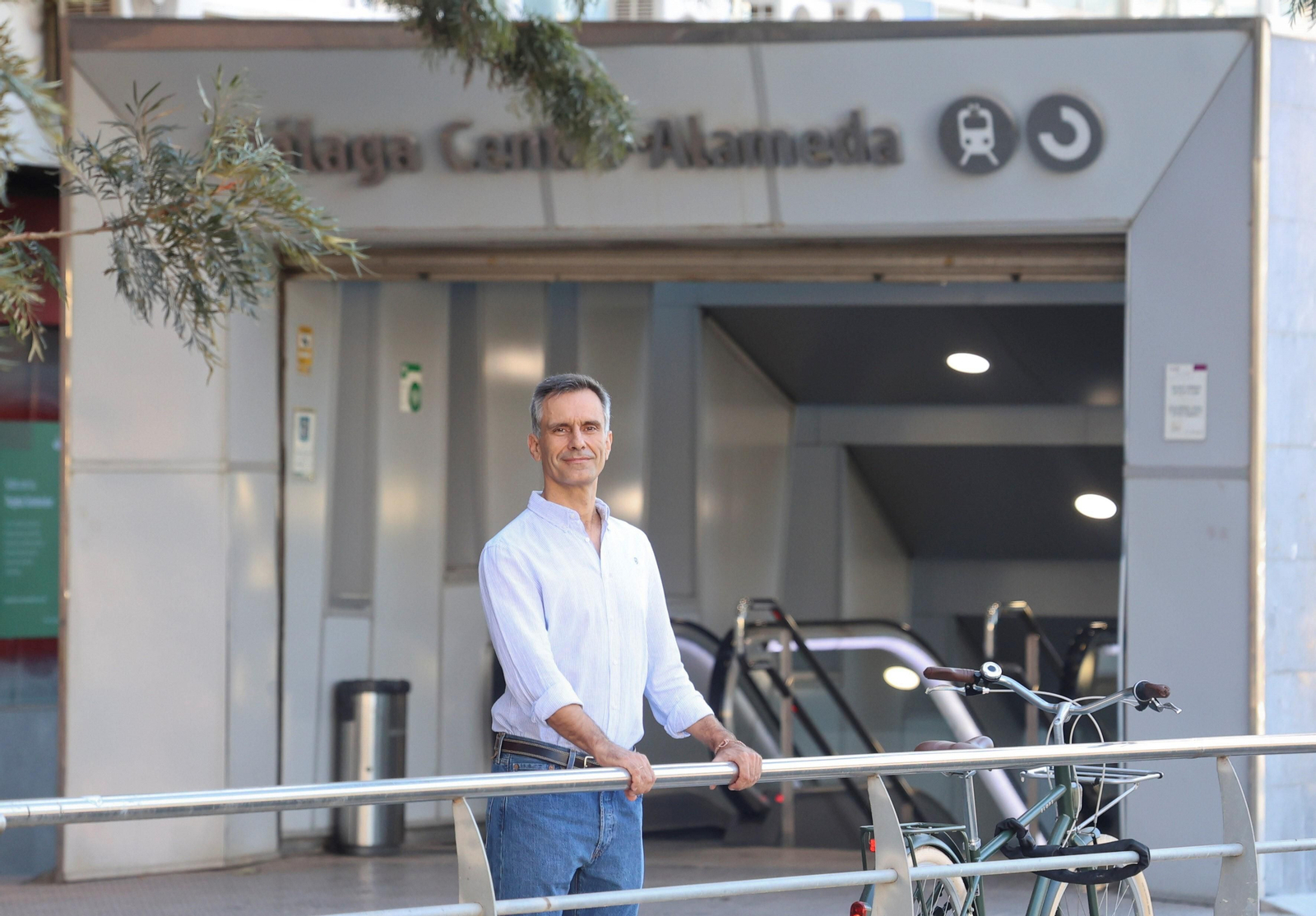 Lluis Sanvicens posa frente a la entrada del Cercanías en la Alameda.