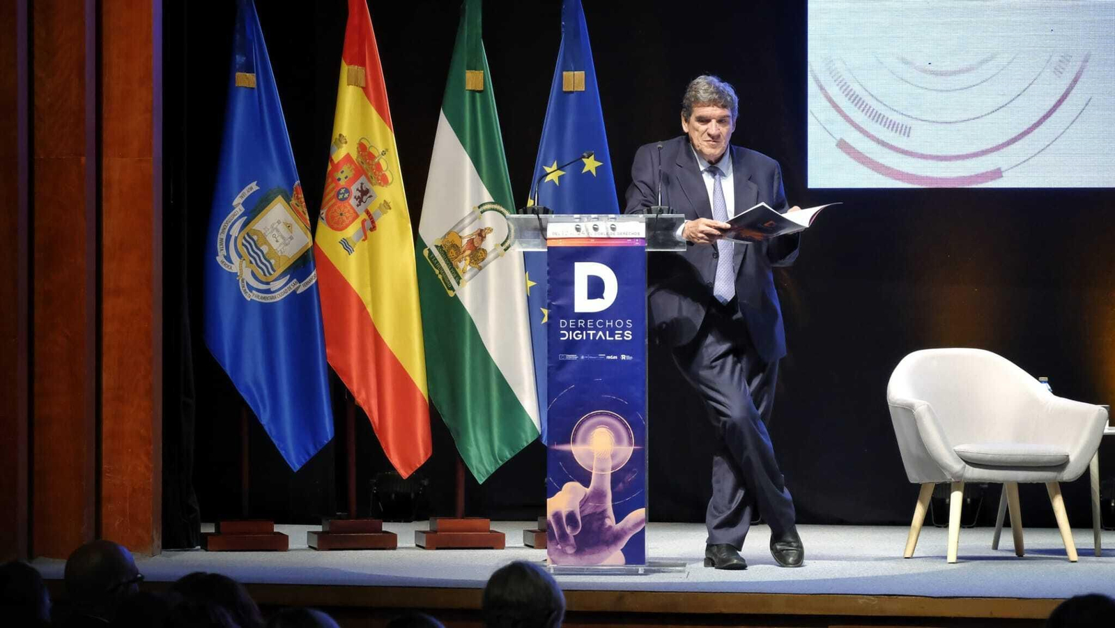 El ministro de Transformación Digital, José Luis Escrivá, durante la inauguración de la Jornada de Reflexión sobre Derechos Digitales que se celebra en el Teatro de las Cortes, en San Fernando.