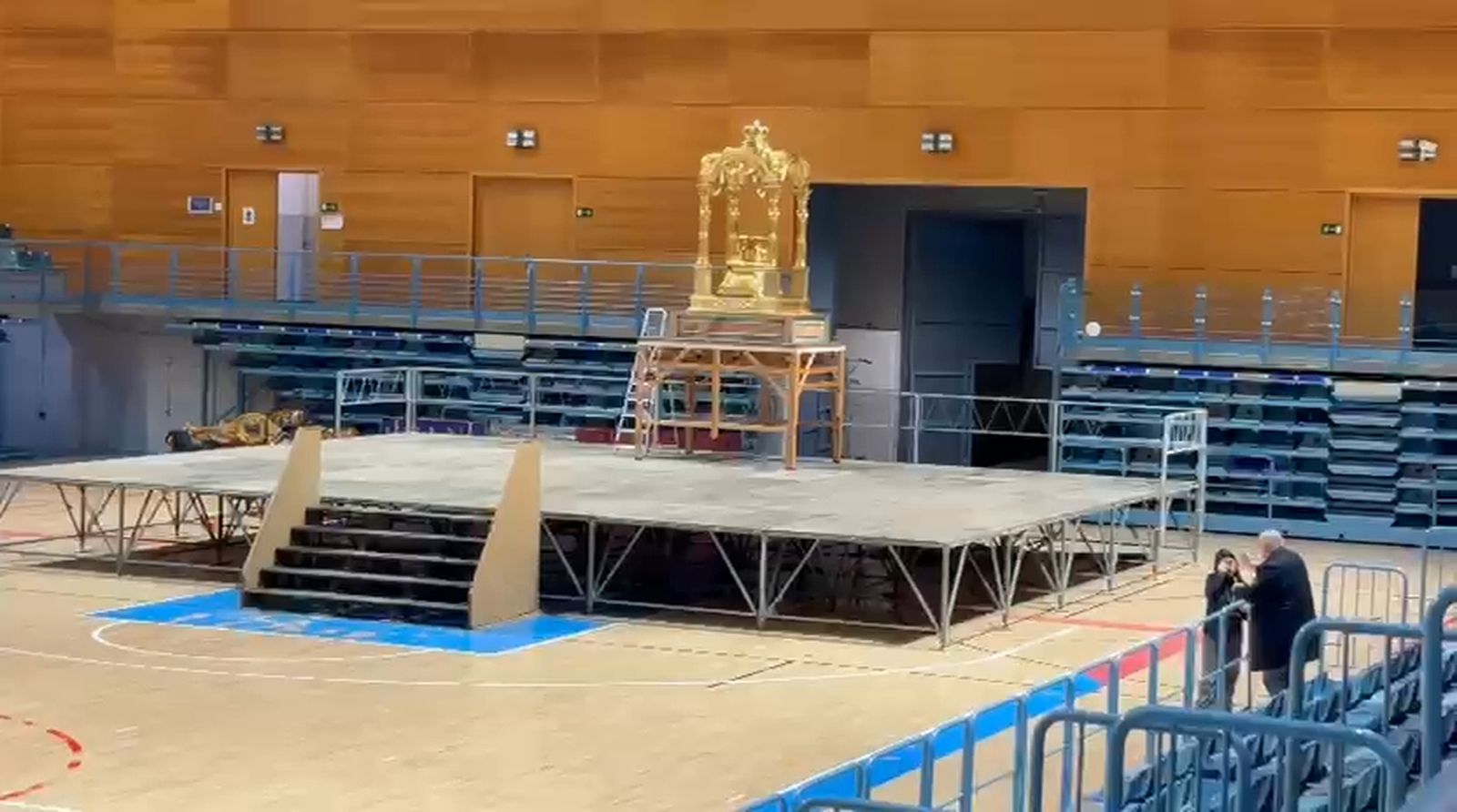 Imágenes de los preparativos de la Misa Funeral en el Palacio de Deportes Carolina Marín.