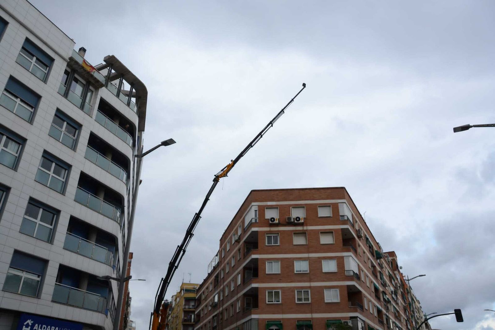 Grúa que elevaba el palé caído ayer en Granada