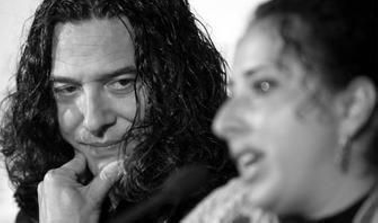 Tomatito observa atento a Eva Rubichi, ayer durante la rueda de prensa en el Consejo.