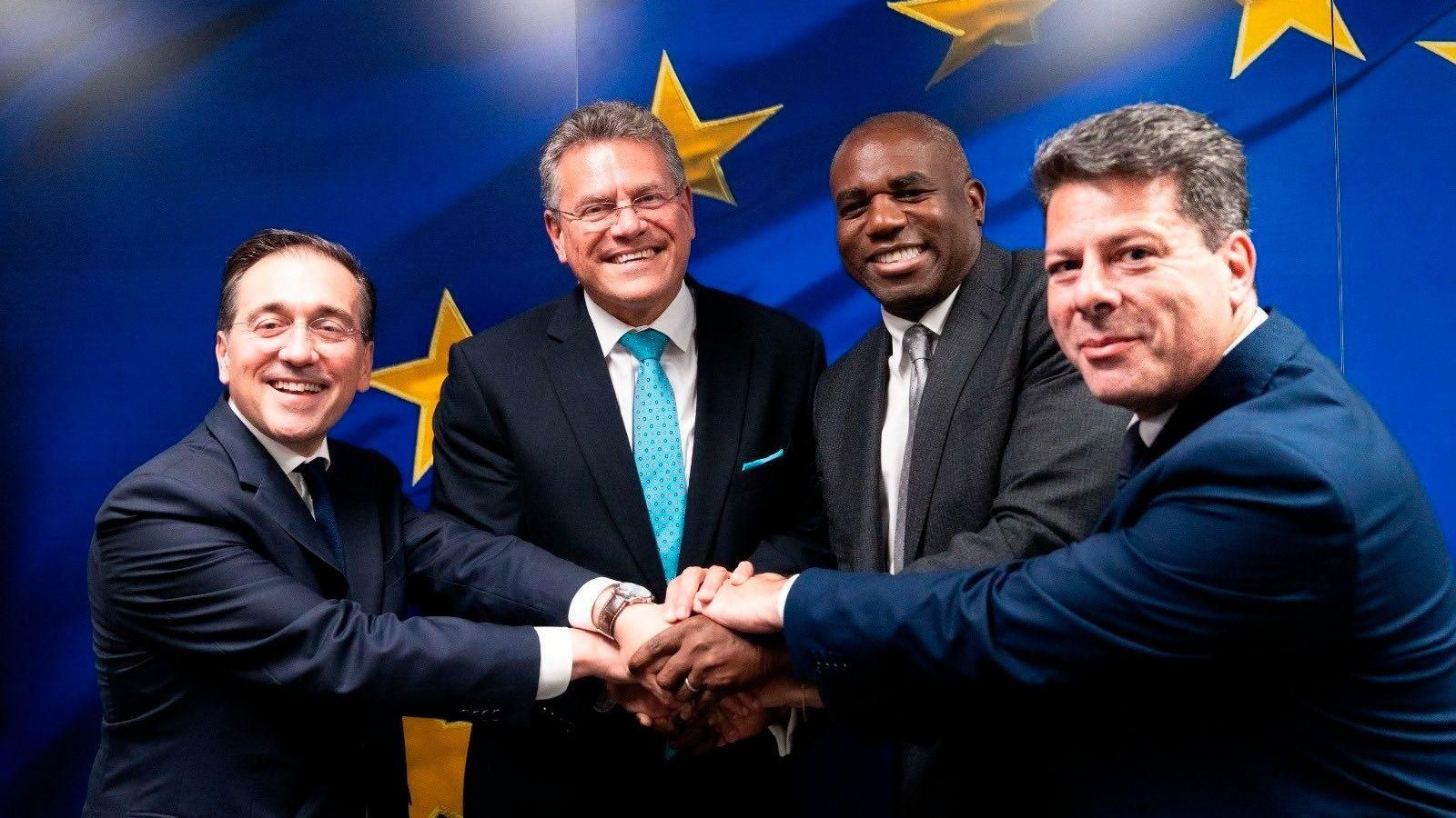 El ministro de Asuntos Exteriores, José Manuel Albares, celebra el acuerdo sobre Gibraltar con el comisario Maros Sefcovic, el ministro británico David Lammy y el ministro principal gibraltareño Fabián Picardo.