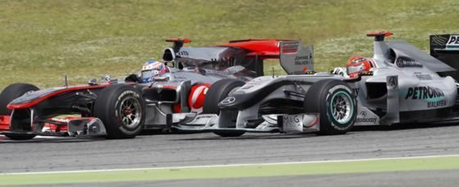 Fernando Alonso queda segundo en un Gran Premio dominado de principio a fin por el piloto de Red Bull Mark Webber. / Reuters