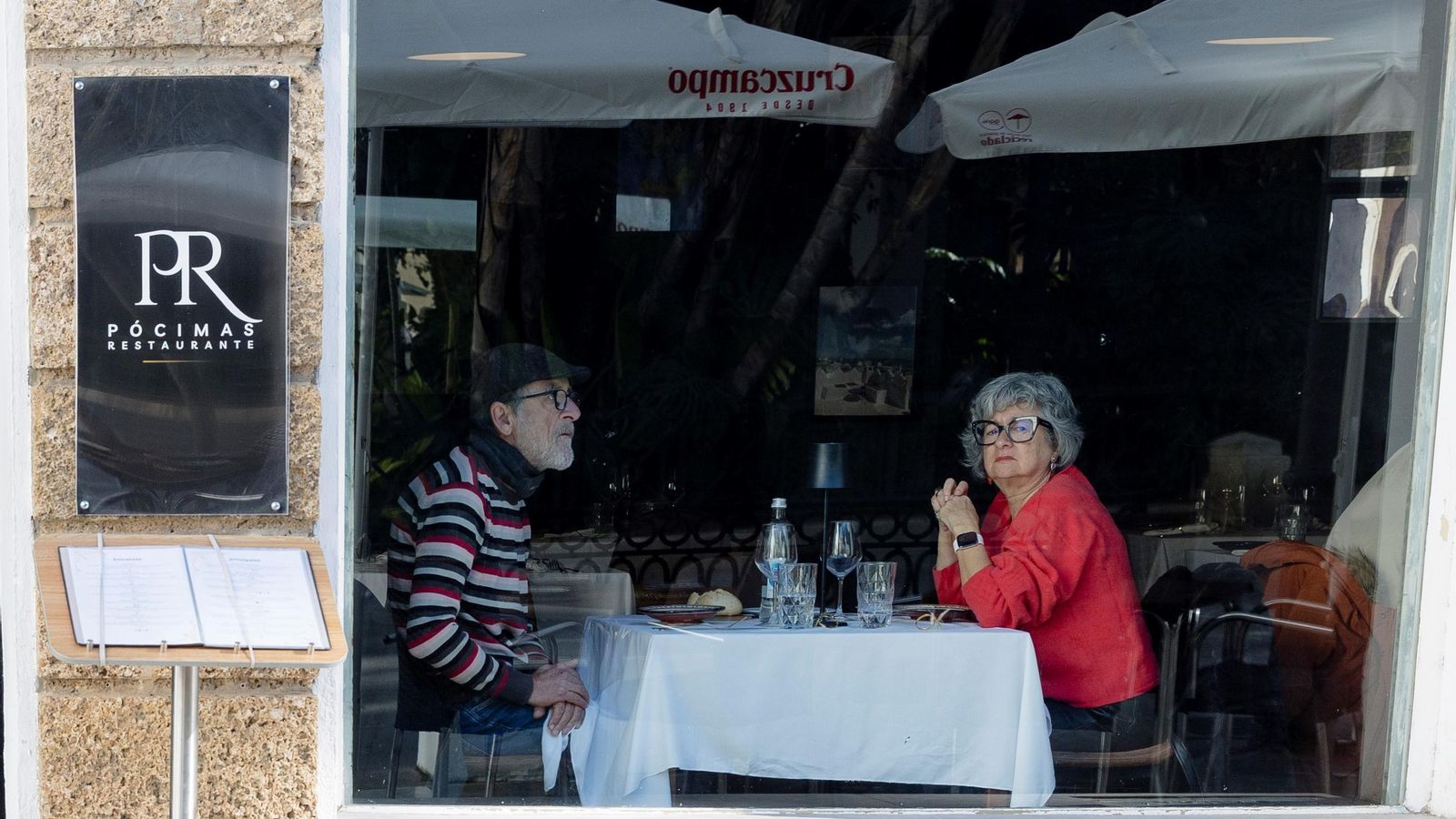 Dos clientes en una mesa del restaurante marroquí Pócimas.