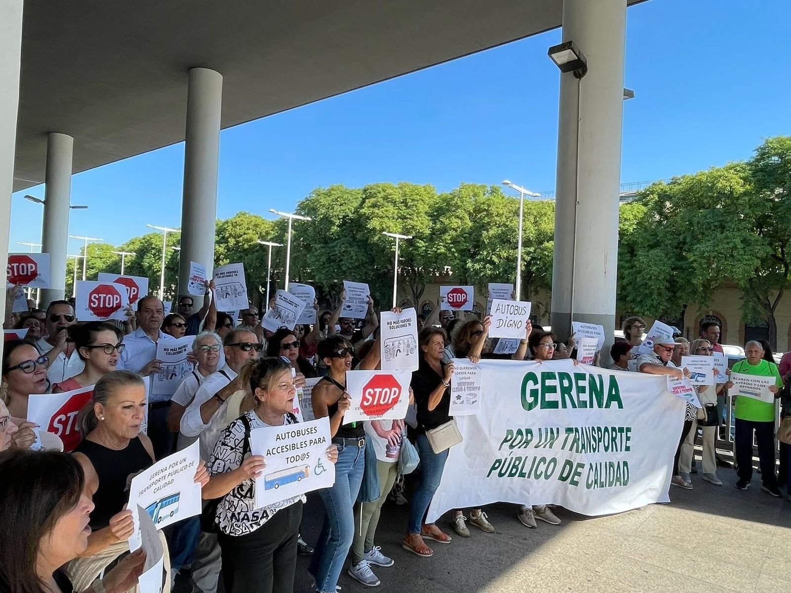 Protesta del Ayuntamiento de Gerena por la situación del autobús a finales del año pasado en la estación Plaza de Armas