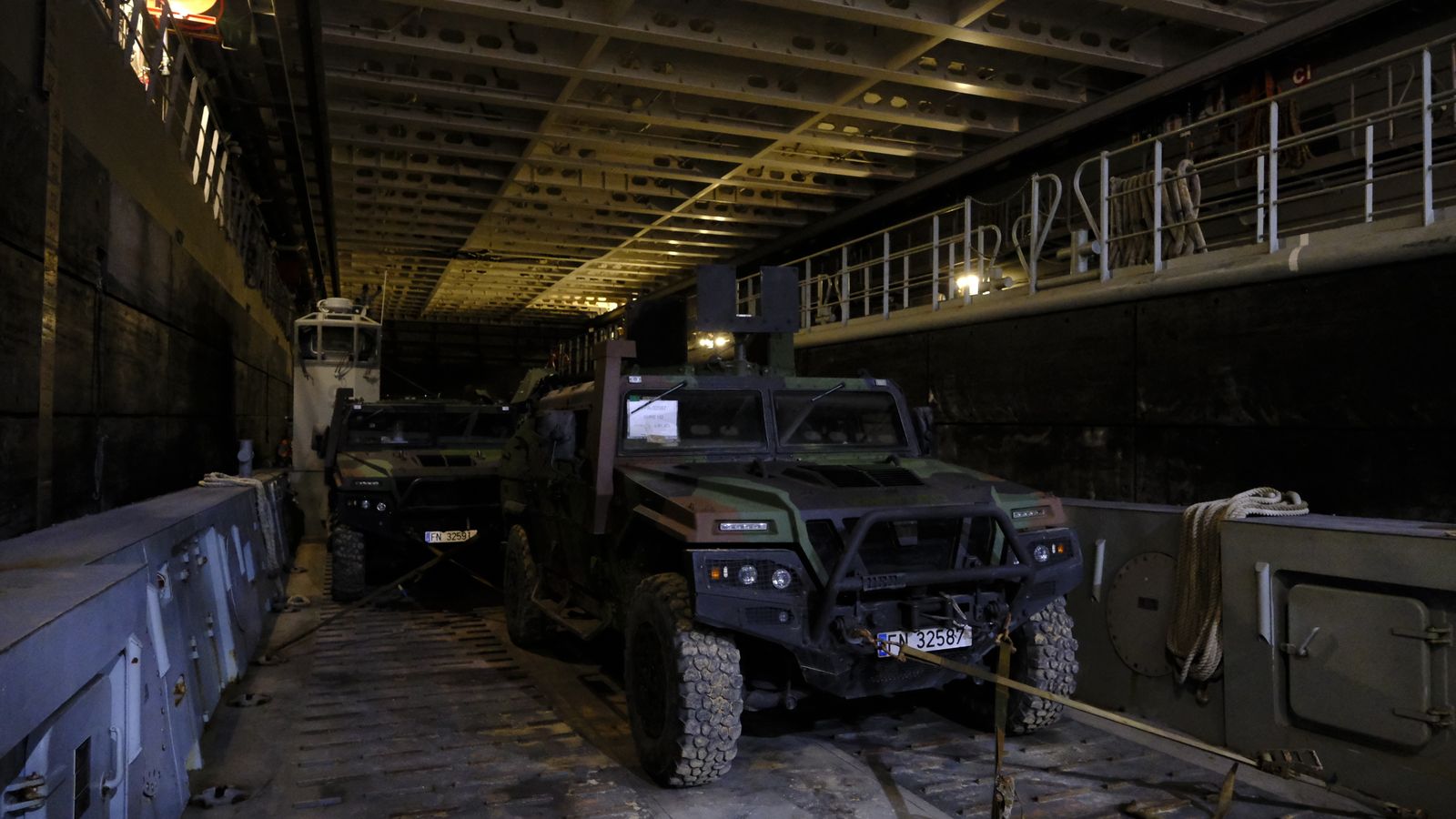 El LHD Juan Carlos I cuenta con dos diques desde los que se proyectan infantería y vehículos en embarcaciones