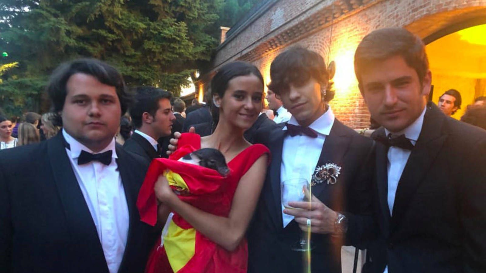 Victoria Federica, en la fiesta, con unos amigos y su original 'regalo-mascota'.