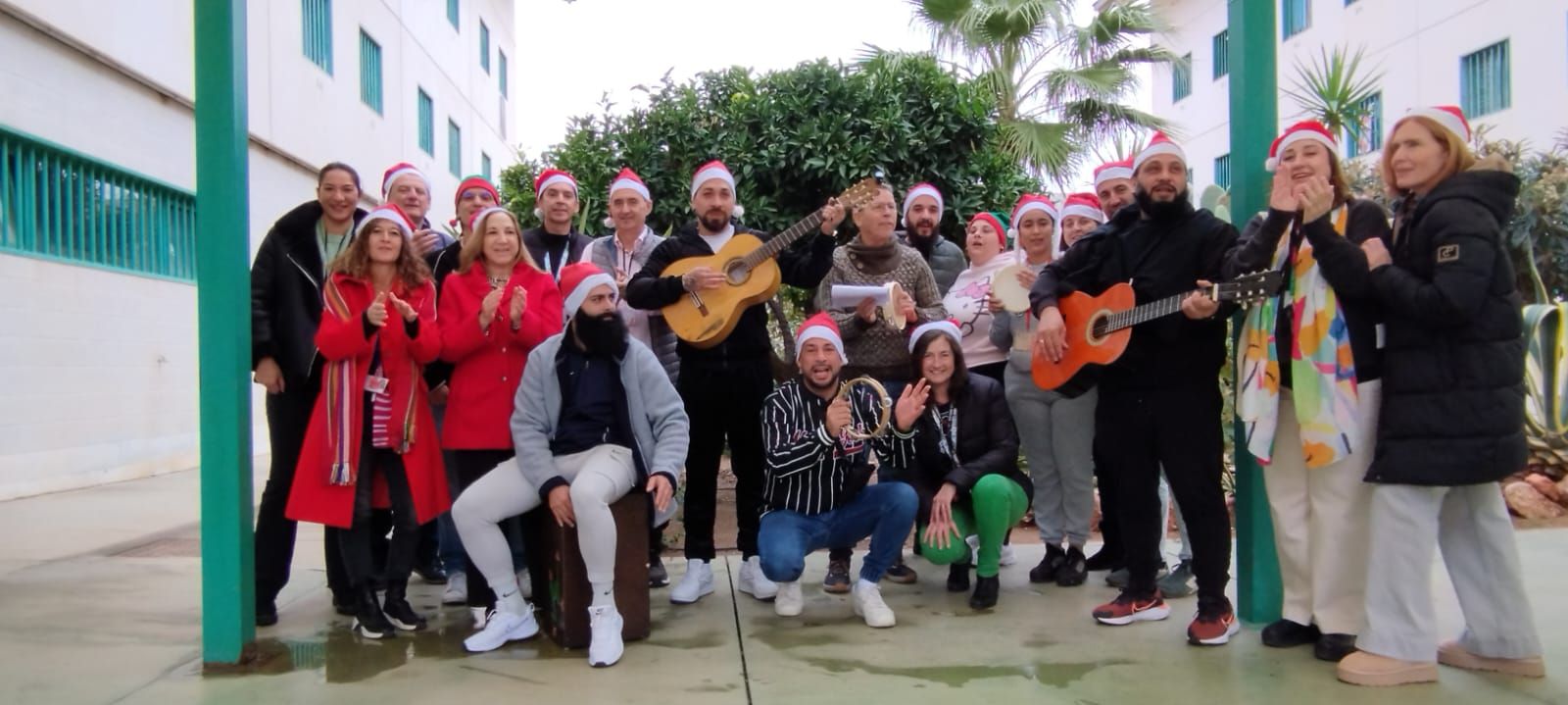 La Navidad llega a 'El Acebuche' gracias a los alumnos del CEPer 'Retamar'.