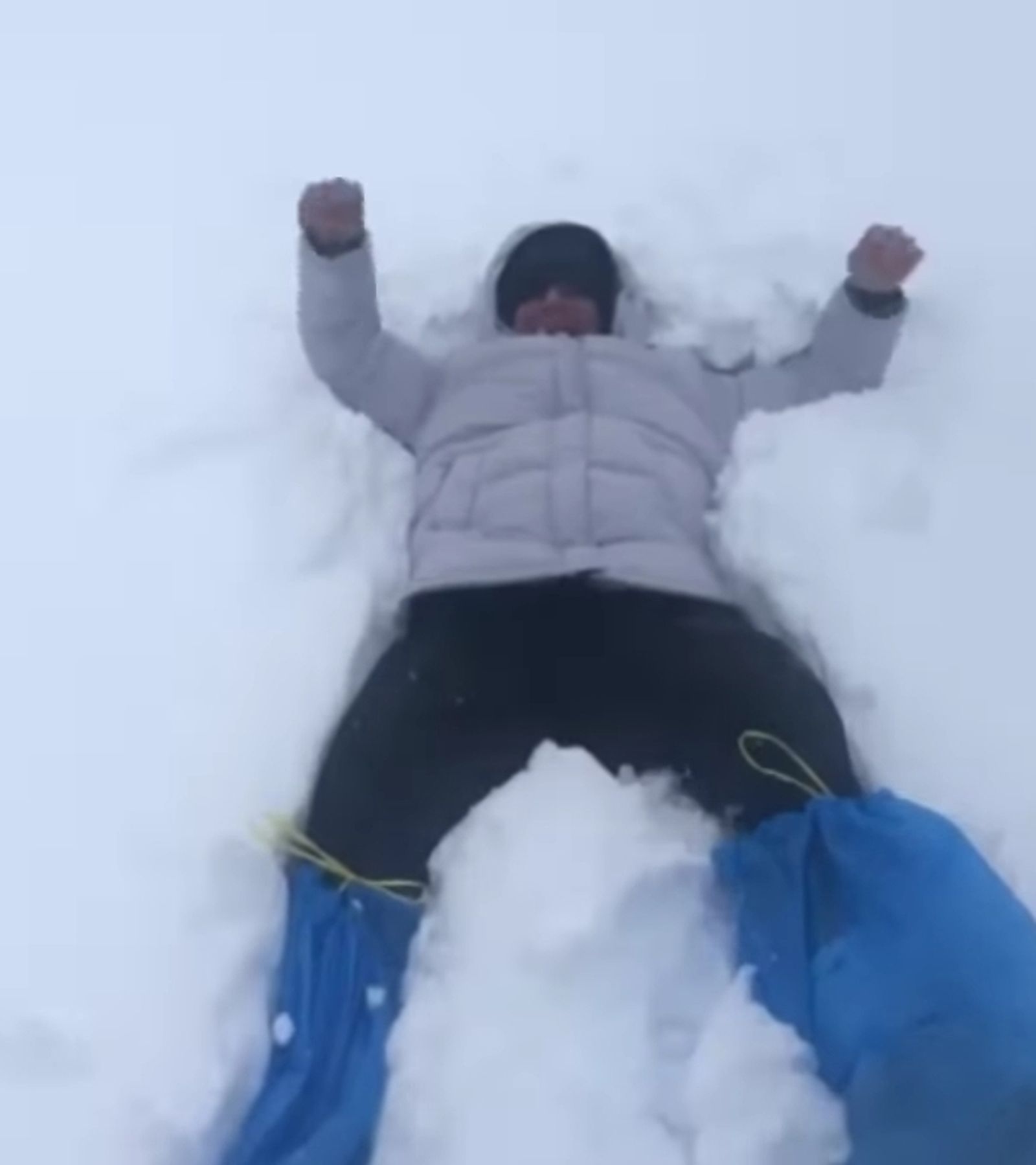 Alejandro Sanz haciendo el ángel. Ojo a las bolsas de basura en lugar de botas