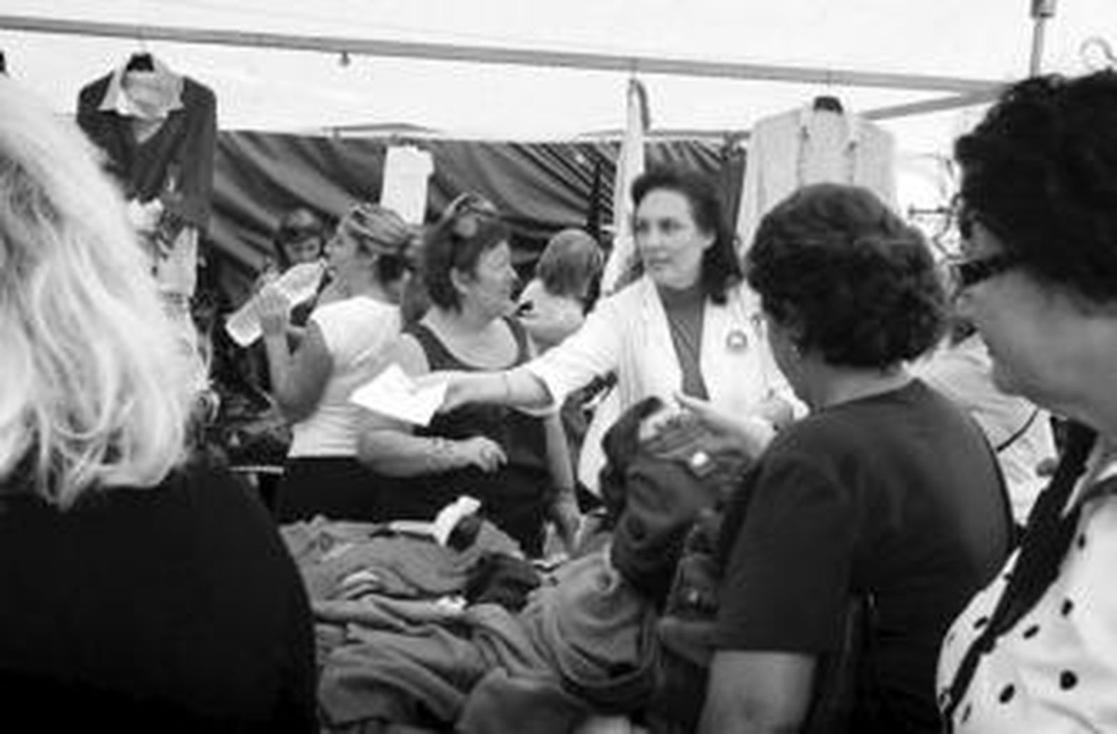 Una trabajadora del hospital repartiendo ayer hojas informativas en el 'piojito'.