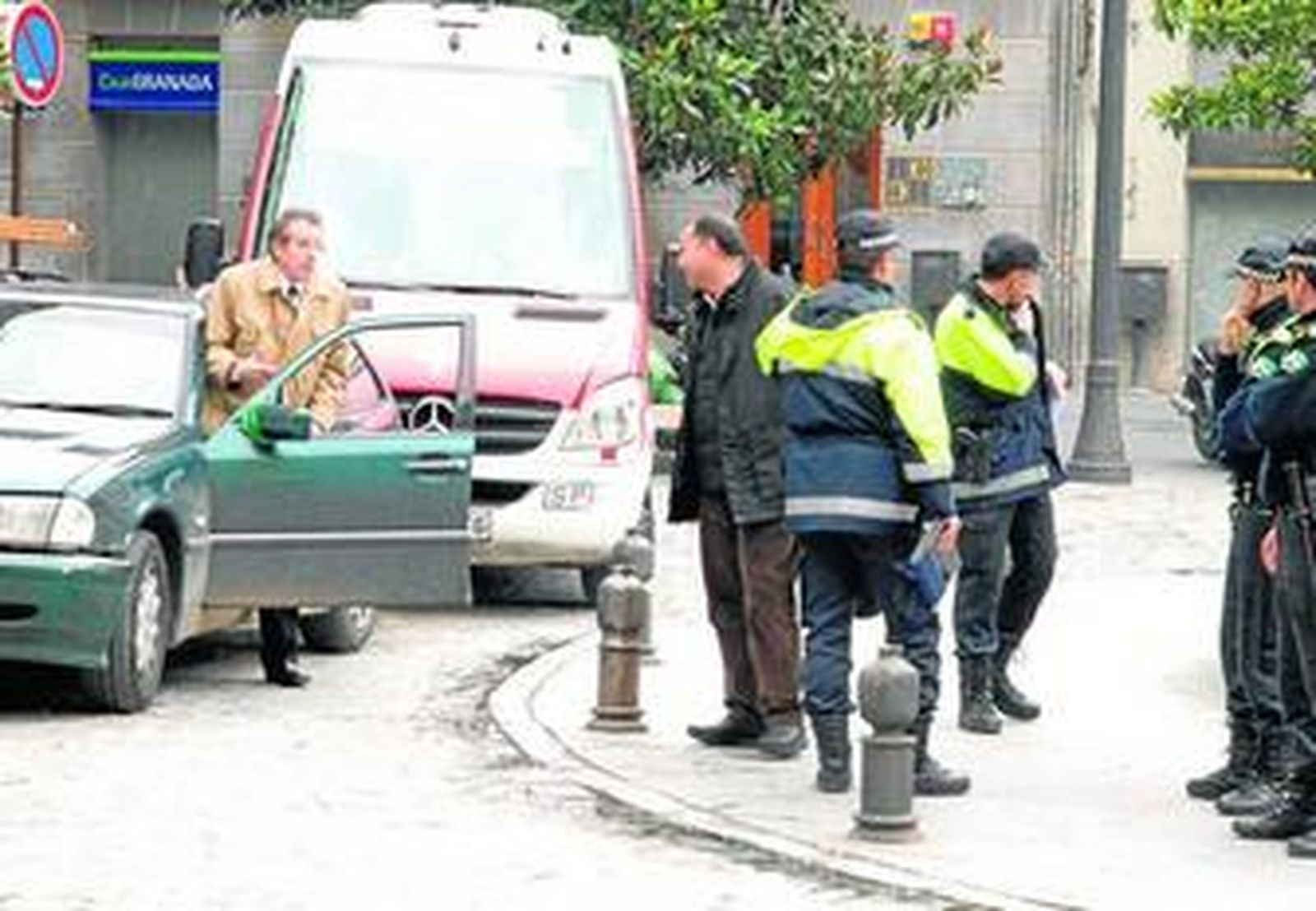 Policías locales en un incidente de tráfico en el centro de Granada.